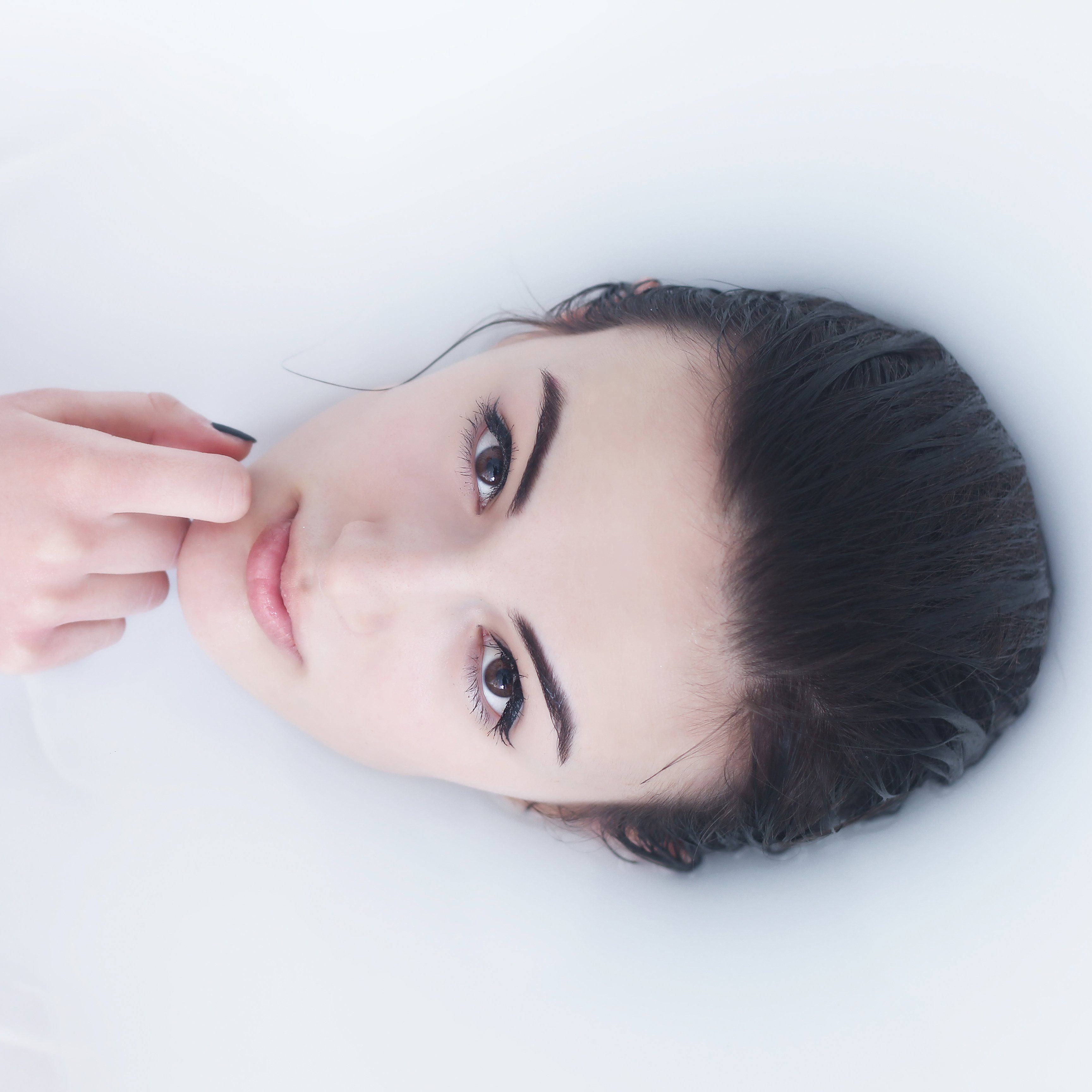 Prečo sa ženy tak často dotýkajú tváre a čo s tým robiť?