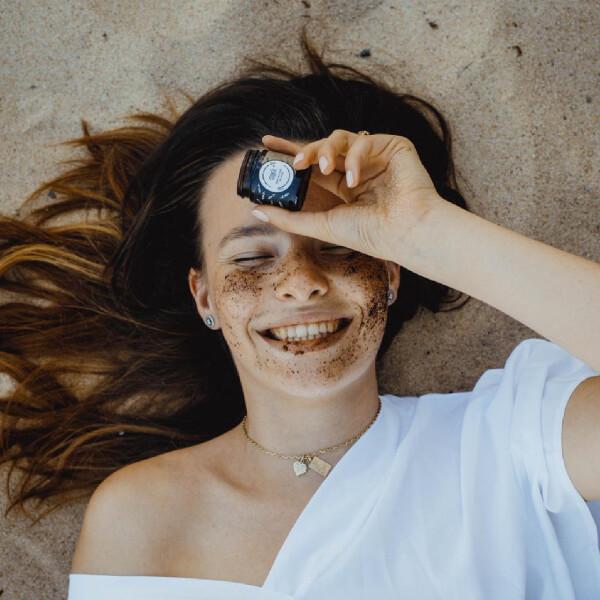 MARK Coffee Lips - scrub a balzam na pery s kávovým olejom a vitamínom E MARK scrub SK