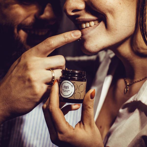 MARK coffee lip scrub - s kávovým olejom a vitamínom E MARK face and body 