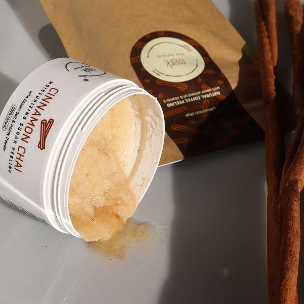 MARK sugar scrub Cinnamon Chai - s medovým práškom MARK face and body 